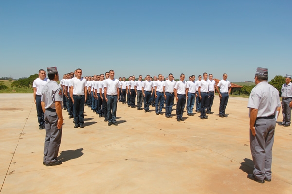 PERFILADOS - Alunos do curso de soldados da Polícia Militar se apresentam para o primeiro dia de aulas em Franca